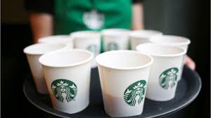 El plan de una petrolera, en alianza con Starbucks, para redefinir el concepto de las estaciones de servicio